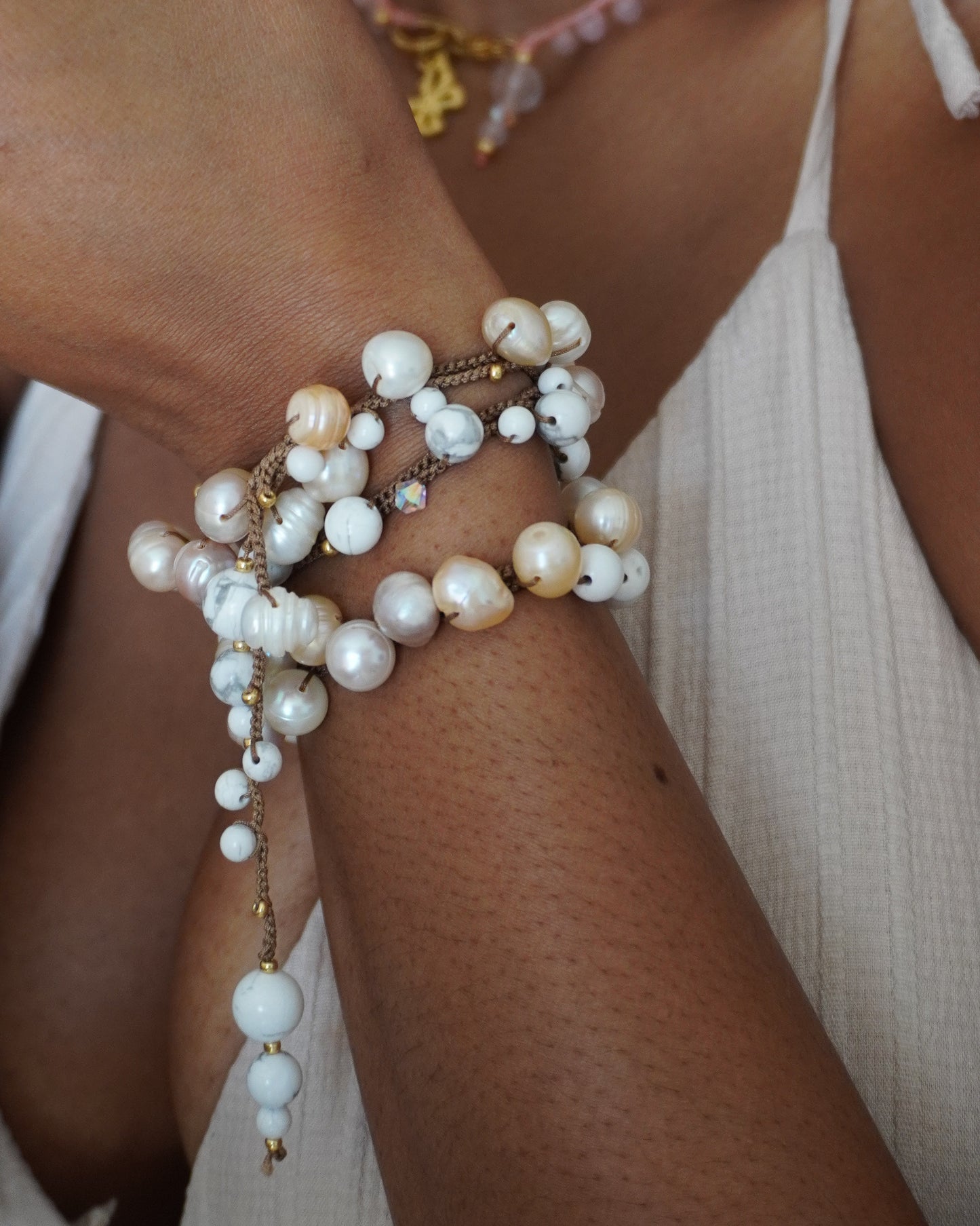 YEMAYA WRAP en PERLE D'EAU DOUCE ET HOWLITE