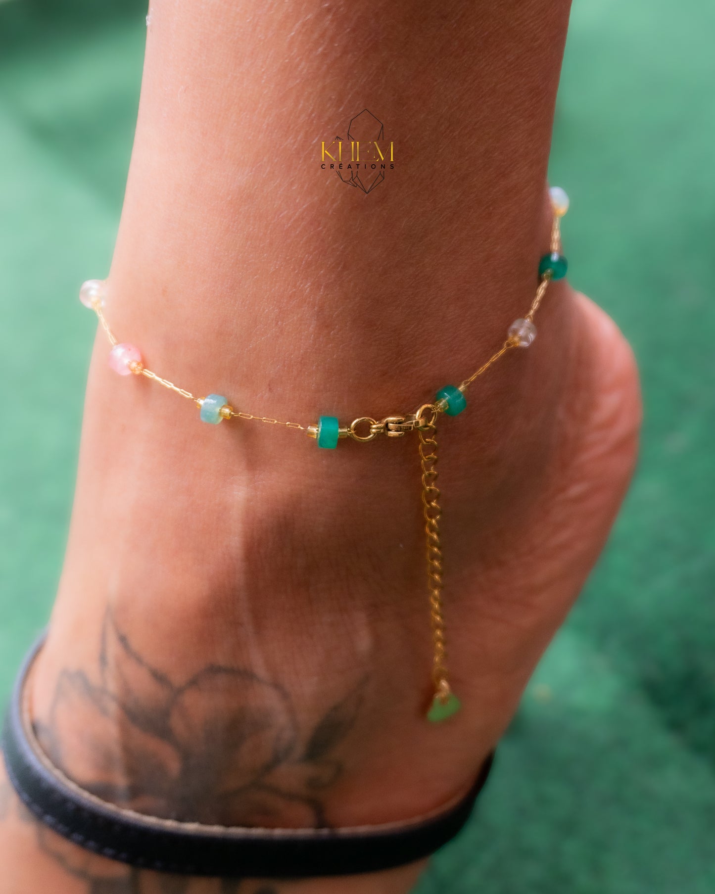 Chevillère Halo – Chaîne Fine & Pierres Multiples