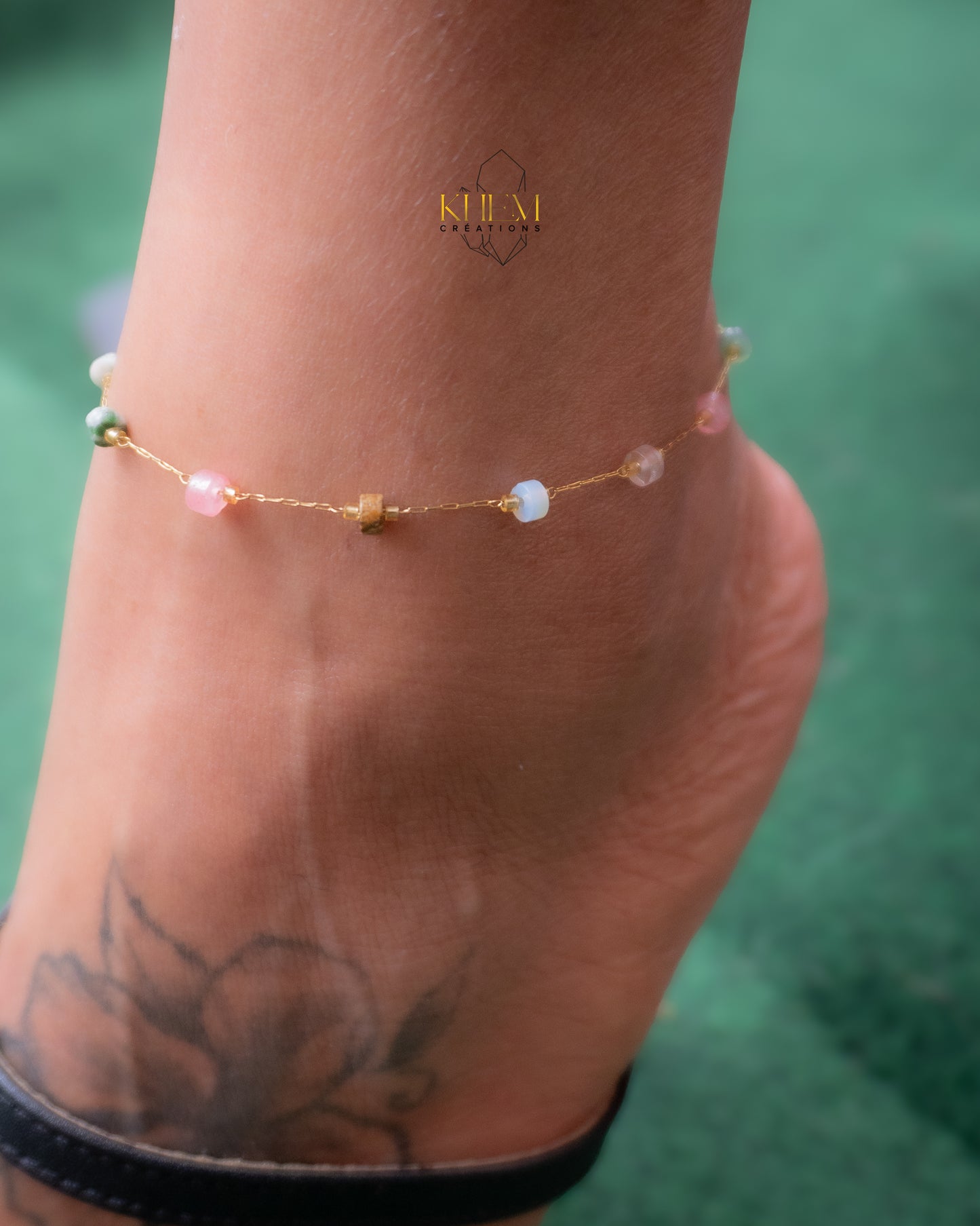 Chevillère Halo – Chaîne Fine & Pierres Multiples