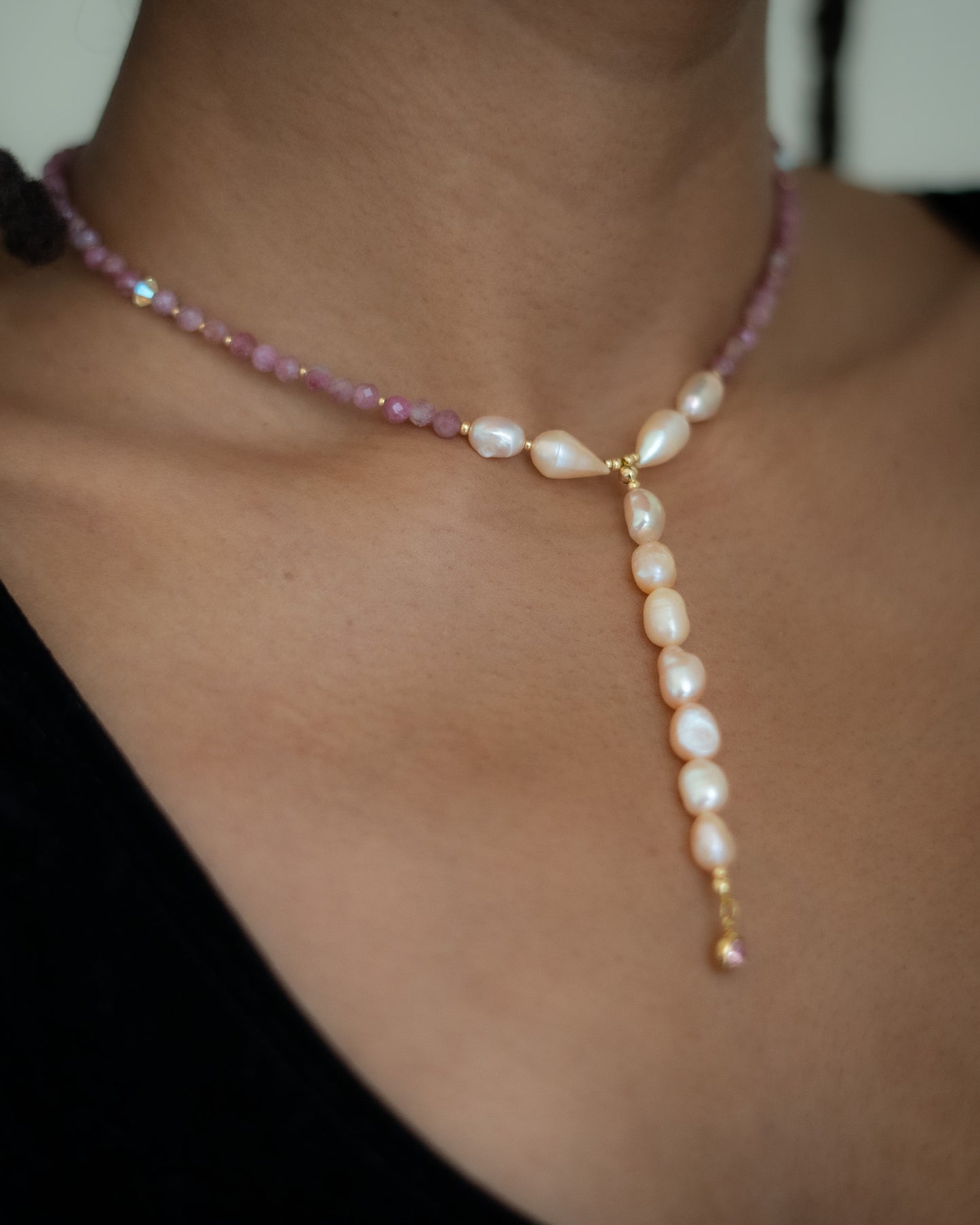 Collier Cravate EMPRESS en Tourmaline rose et Perle d'eau douce
