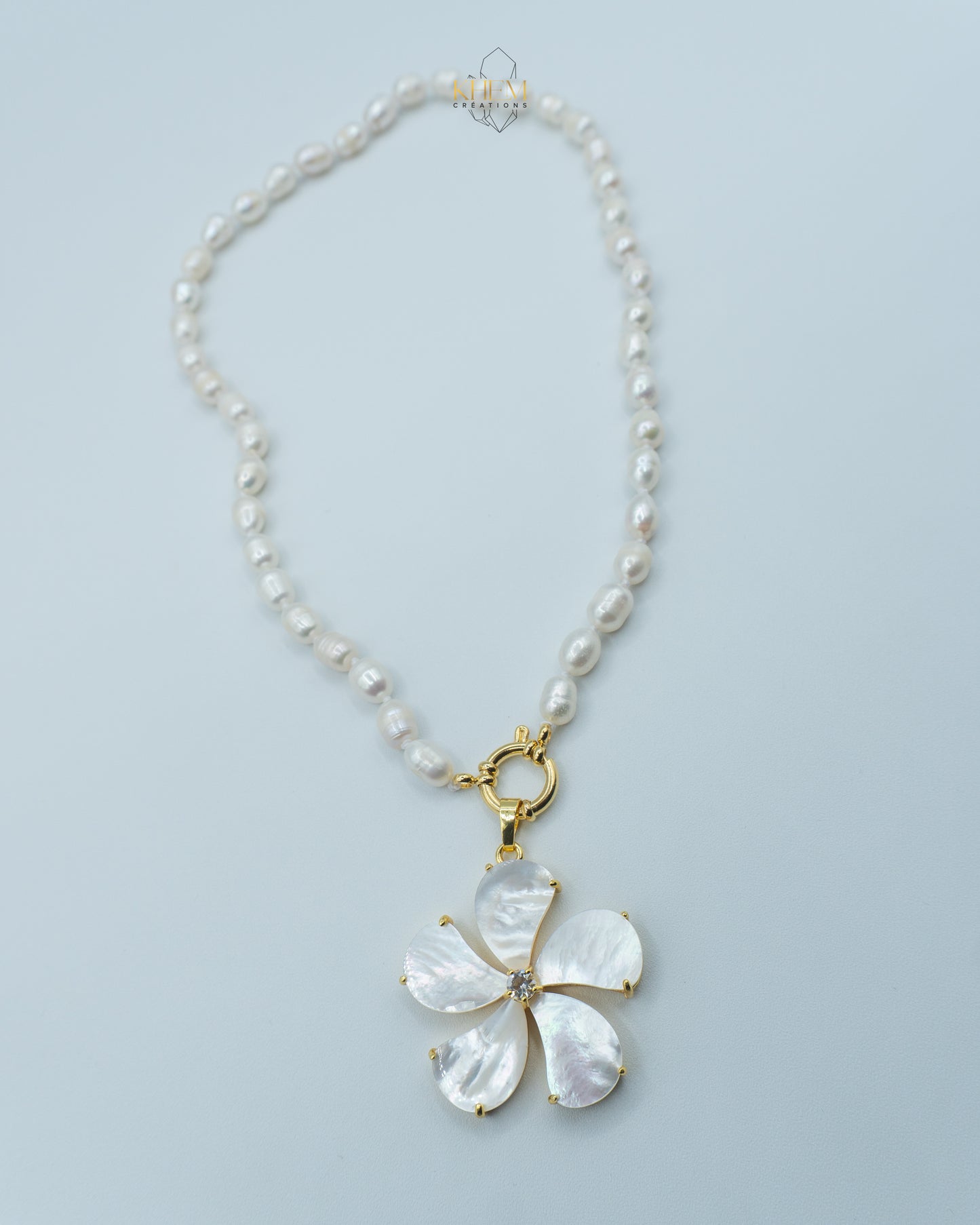 Collier Fleur Royale : Perles d’Eau Douce (Pendentif Fleur & Rang de Perles) – 45 cm