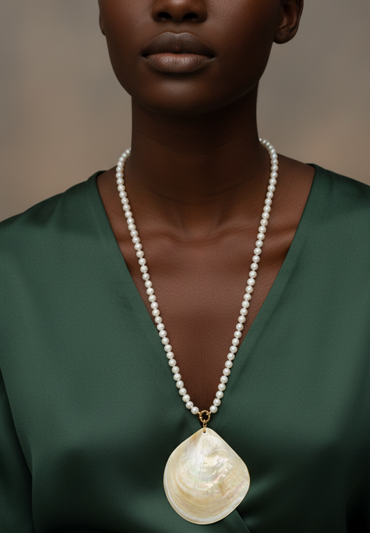 Sautoir Royale Divine en Perles d’Eau Douce et Pendentif Feuille Nacrée (XL) – 70 cm, Fermoir Acier Inoxydable