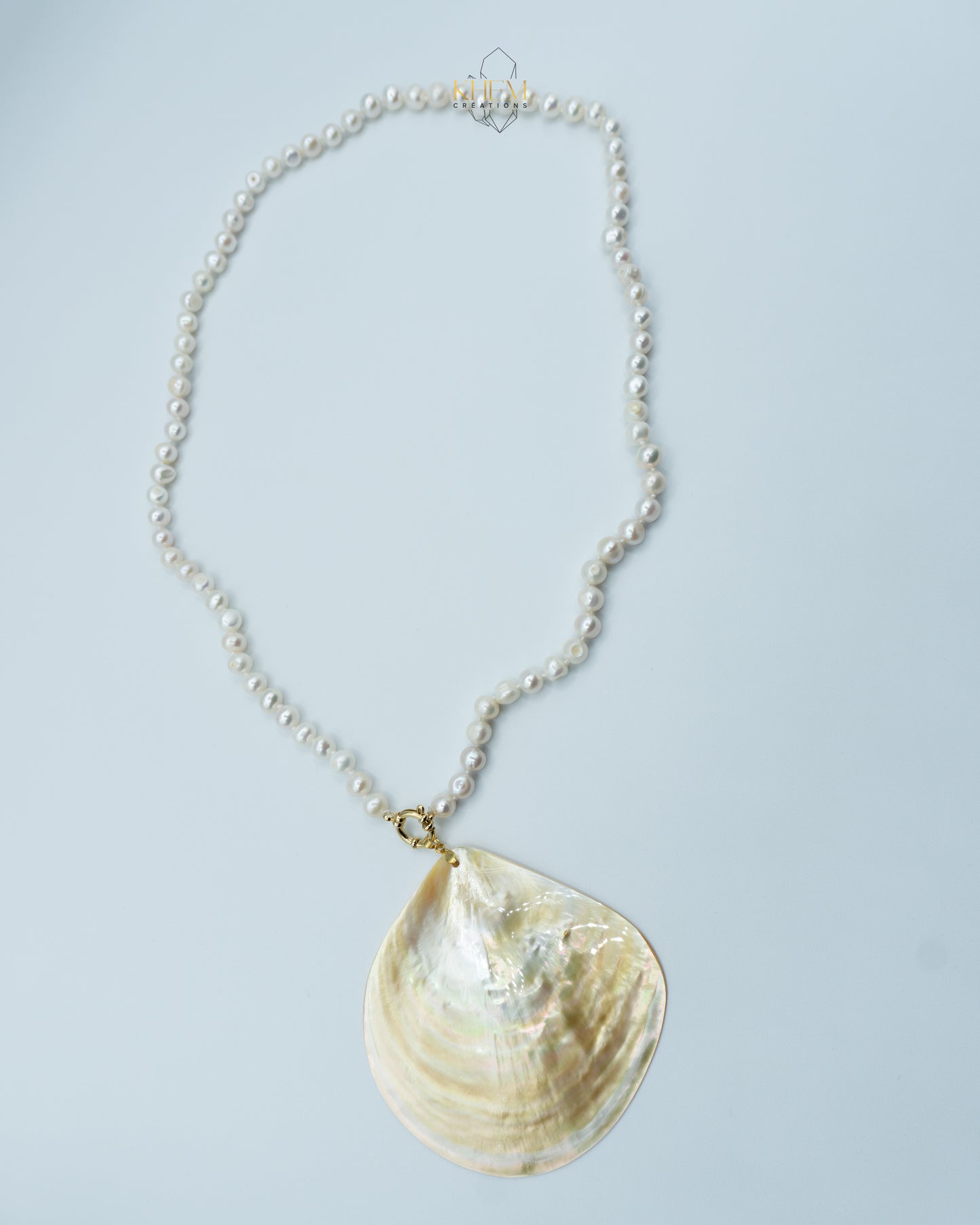 Sautoir Royale Divine en Perles d’Eau Douce et Pendentif Feuille Nacrée (XL) – 70 cm, Fermoir Acier Inoxydable