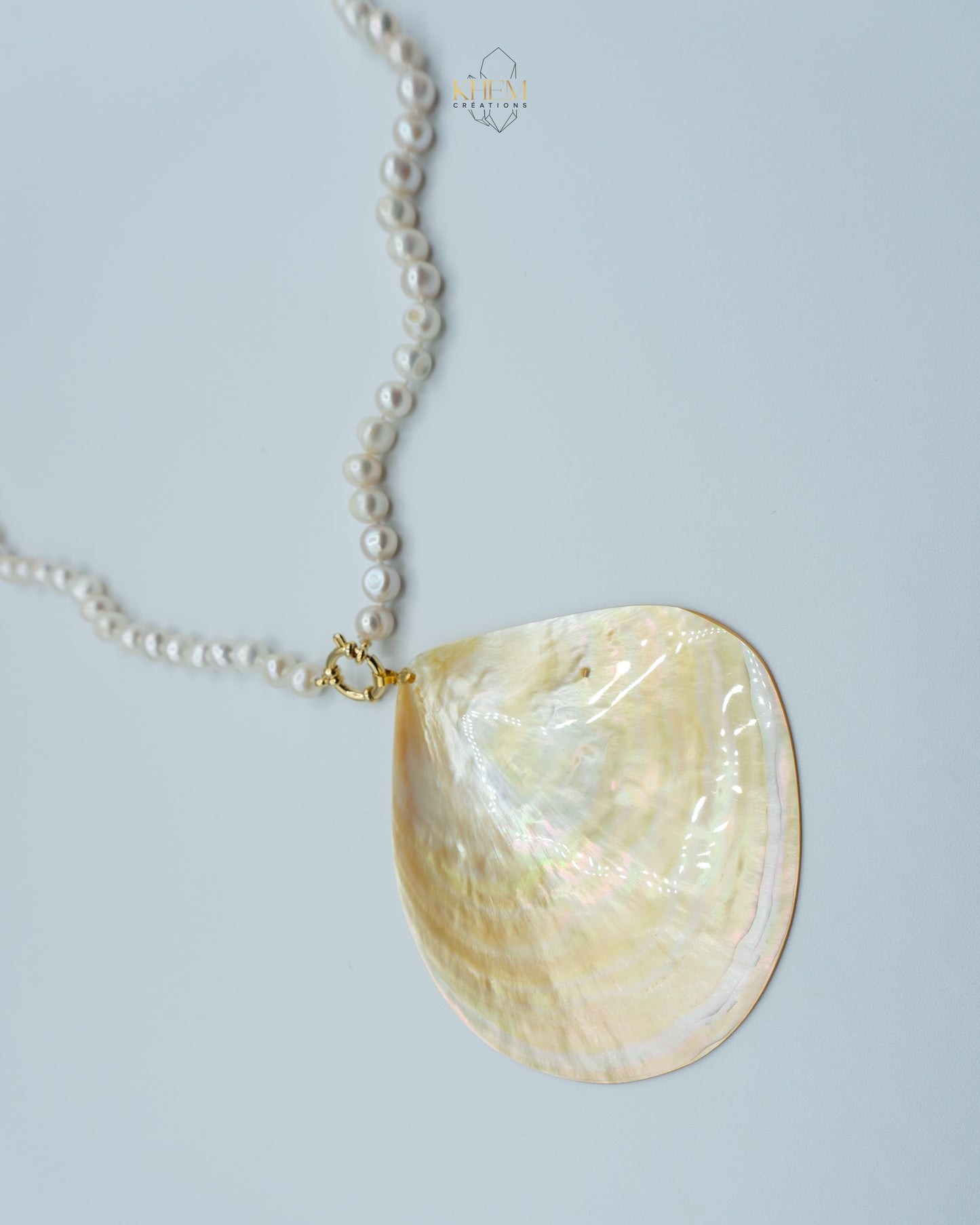 Sautoir Royale Divine en Perles d’Eau Douce et Pendentif Feuille Nacrée (XL) – 70 cm, Fermoir Acier Inoxydable