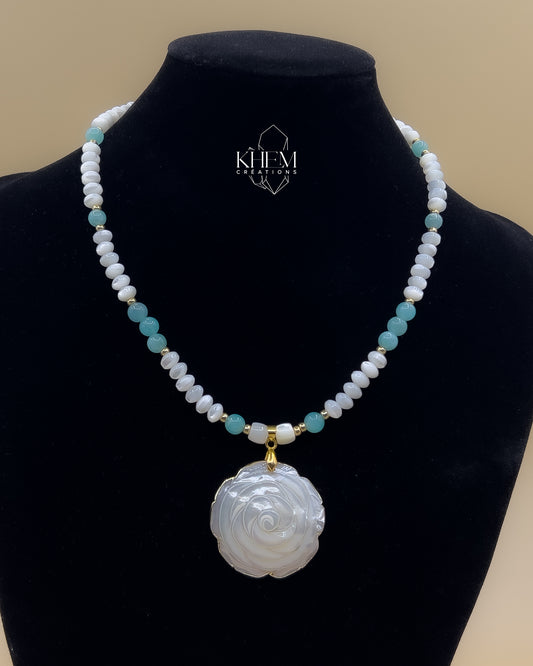 Collier Fleur D'Amour en Amazonite et Nacre