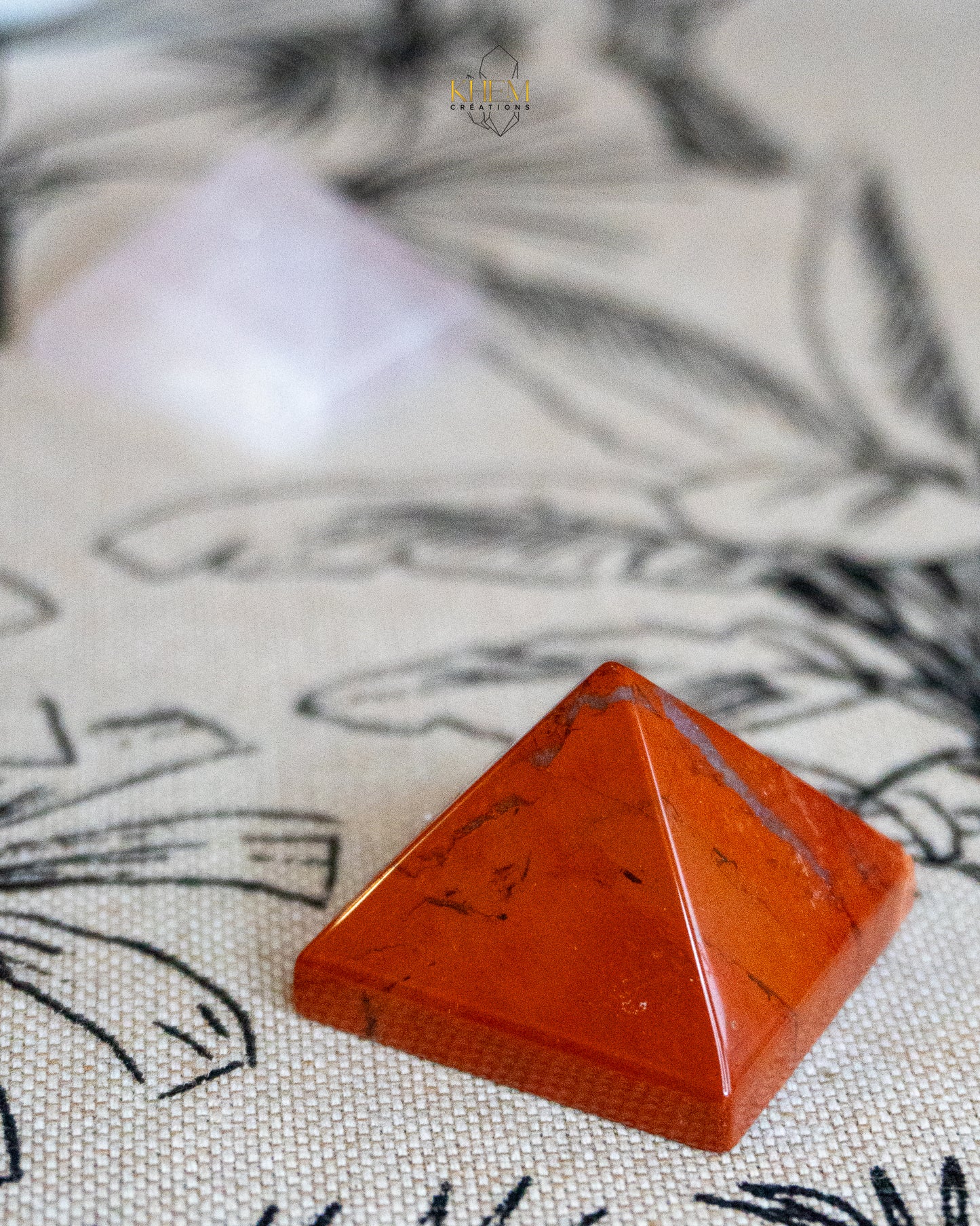 Pyramide au choix : en Quartz Rose ou Jaspe Rouge