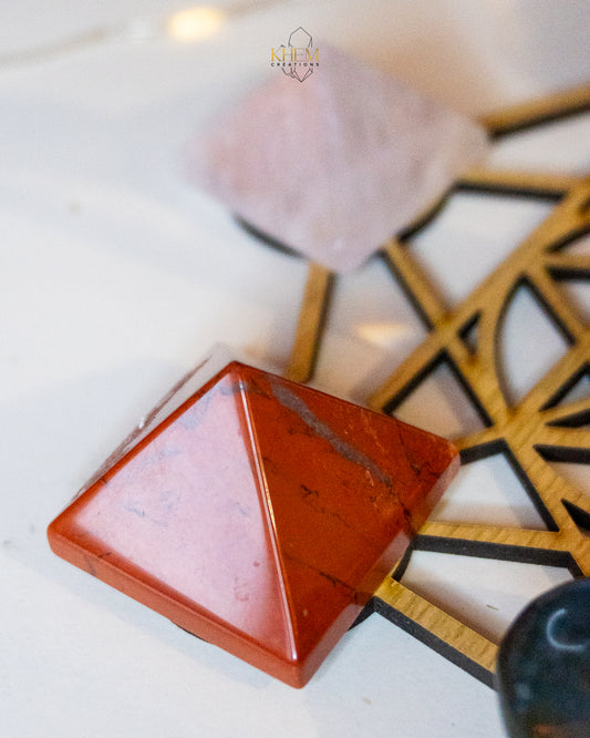 Pyramide au choix : en Quartz Rose ou Jaspe Rouge